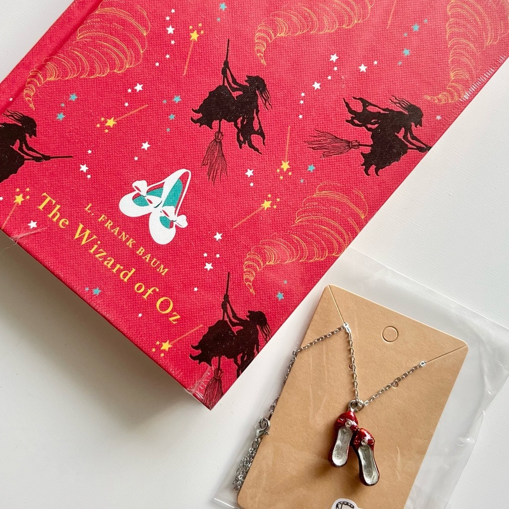 NWT Wizard Of Oz Hardcover Book & Dorothy Ruby Red Slippers Pendant Necklace Set - Picture 7 of 7